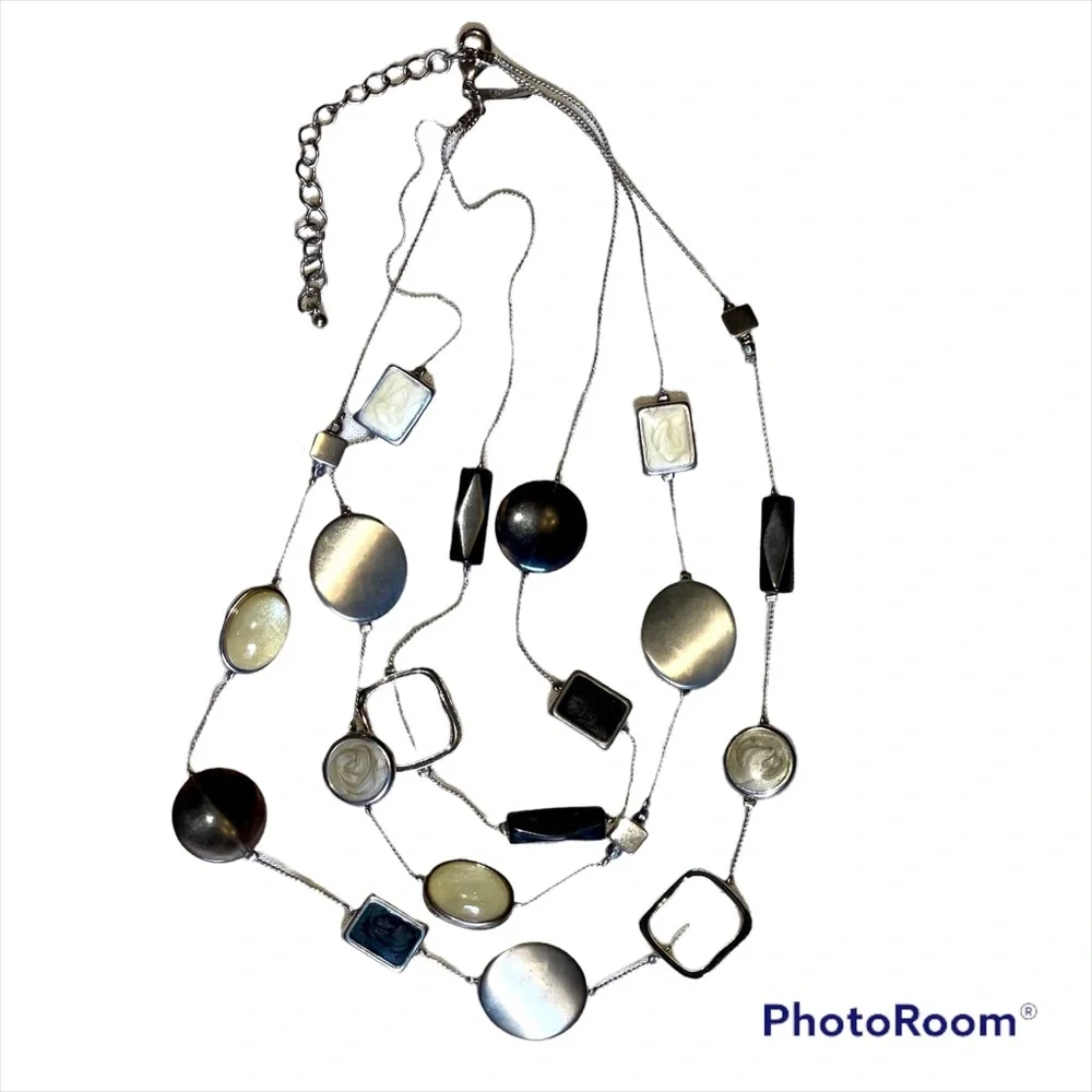 Vintage 3 strand multi medium necklace in silver in euc
